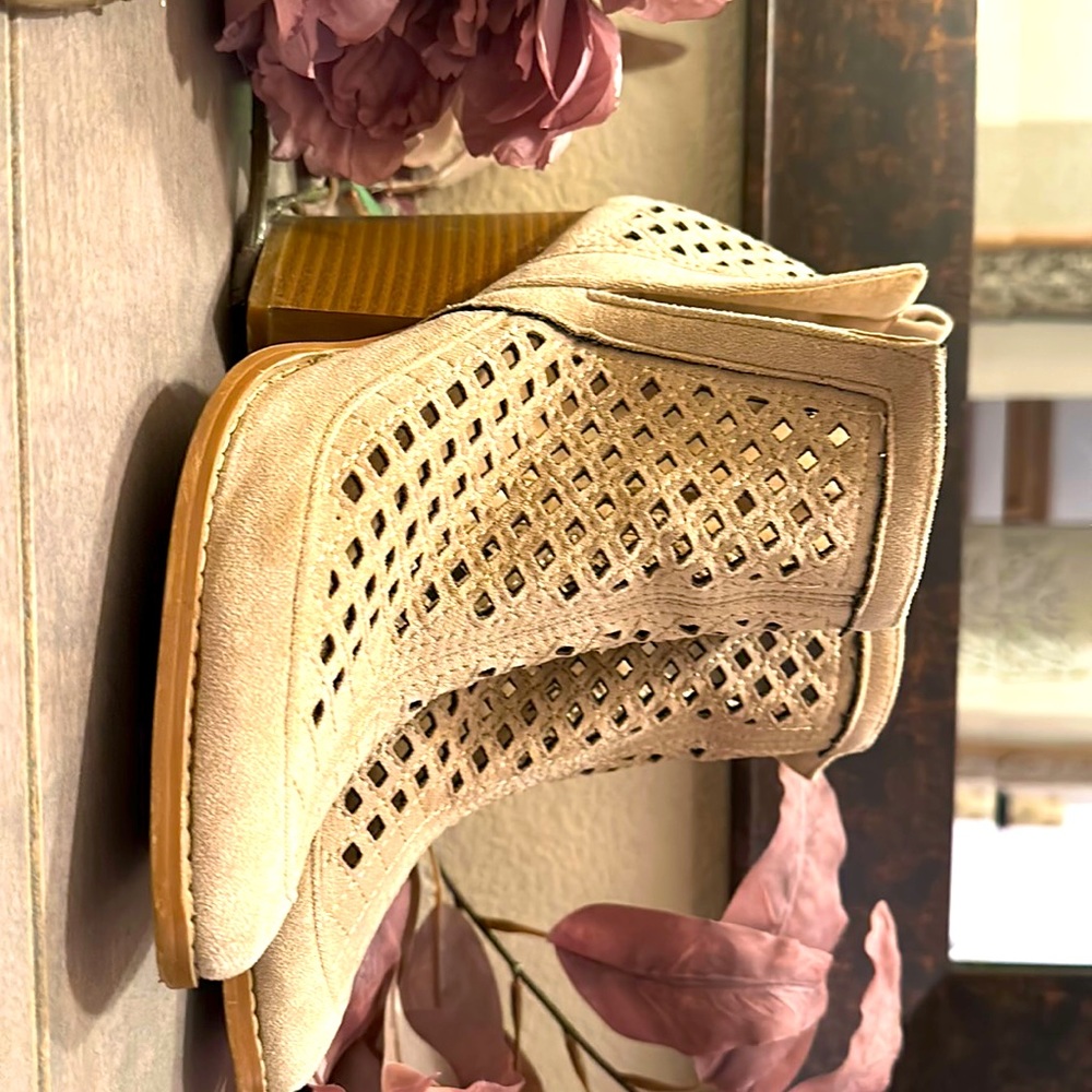 Yoki suede ankle booties size 7.5!!